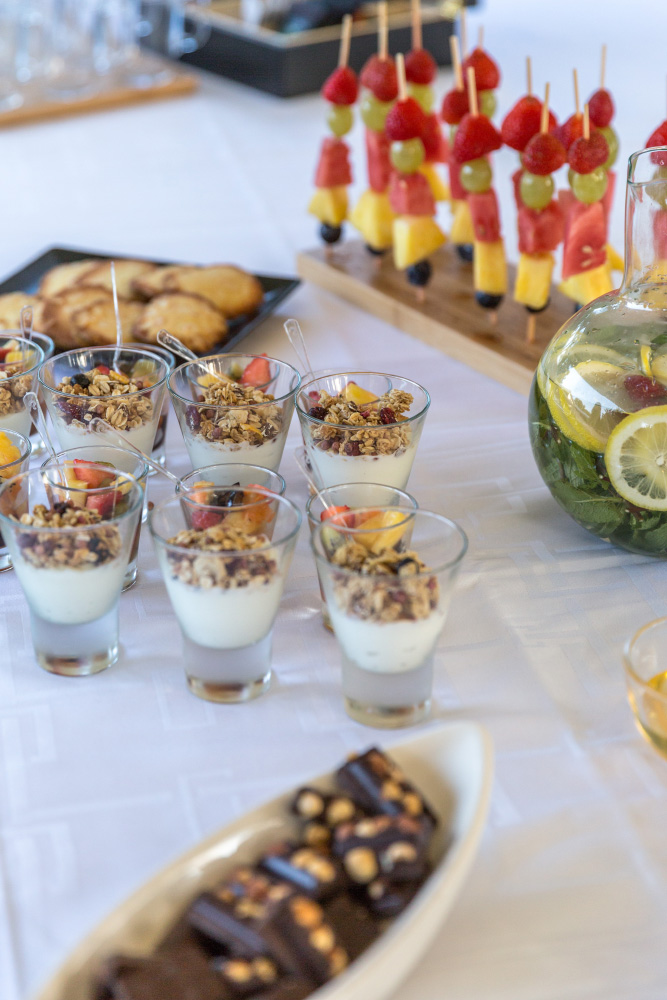 Buffet de fruits, yahourt et amuses-bouches sucrés pour séminaire et réunion d'entreprise