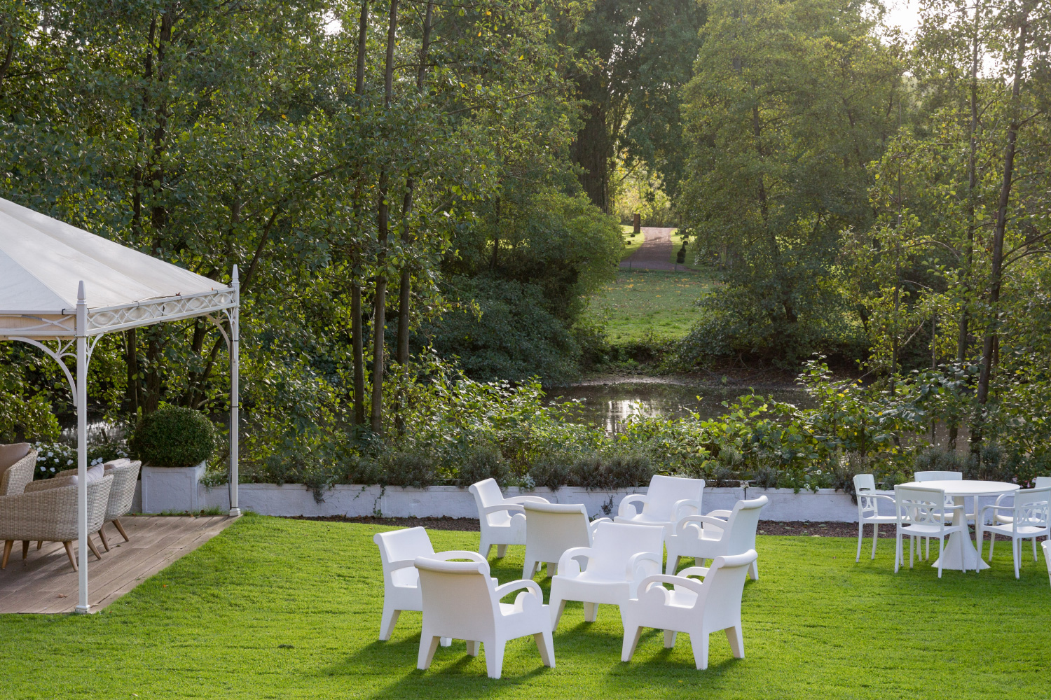 Salon extérieur et pergola 