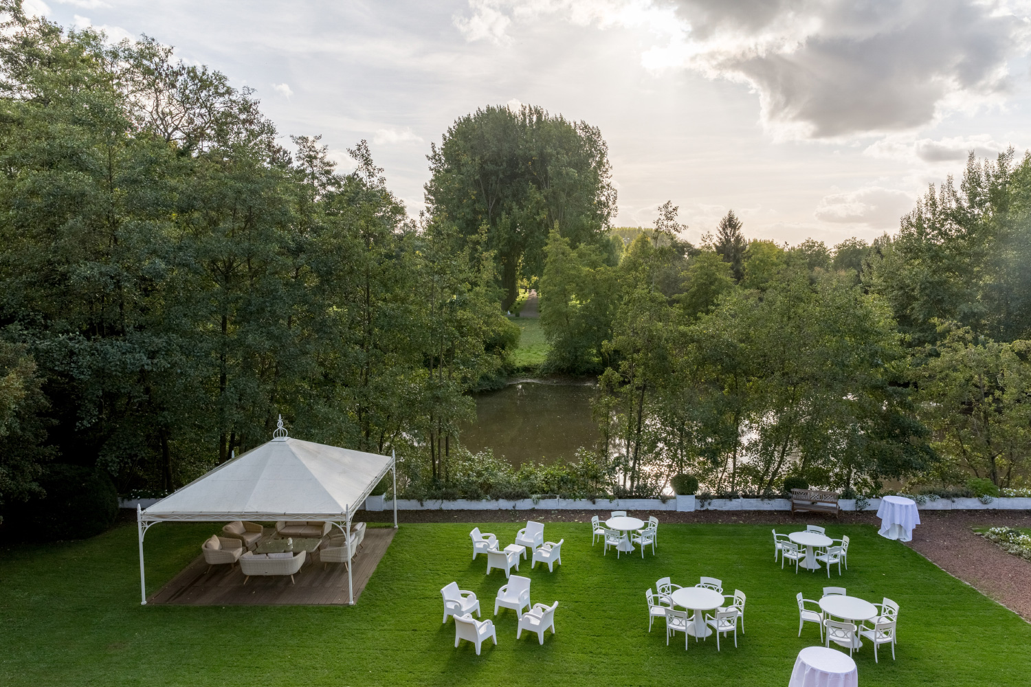 Salon extérieur et pergola 